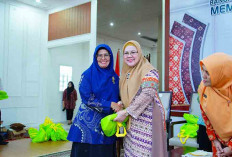 Alhamdulillah, Ibu-Ibu Pengajian Tersenyum Usai Menerima Bingkisan dari DWP Muba Lebaran 