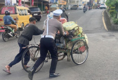  Aksi Anggota Satlantas Bantu Tukang Becak Tuai Simpati Warga