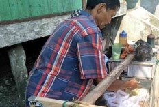 Bikin Ngiler, Sumitro Penjual Bakso Tawarkan dengan Cara Dipikul hingga Keliling Kampung 