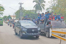 Walau Diselimuti Debu, Para Siswa Tetap Enjoy Naik Atap Angkutan 