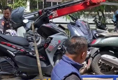 Petugas Dishub Palembang Angkut Paksa Kendaraan Sepeda Motor yang Parkir Sembarangan 