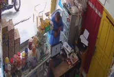 Astaga, Mamang Ini Terekam CCTV Curi Sejumlah Rokok di Warung Manisan 