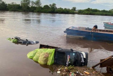 Aduh, Ponton Hilang Keseimbangan, 2 Mobil Tercemplung ke Sungai Musi 