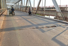 Jembatan Lama Muncul Lubang, Pengendara Palembang–Jambi Diharapkan Waspada
