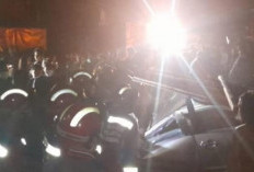 Rumah Panggung Tua Roboh di Palembang, Dua Mobil Warga Tertimpa