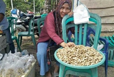 Pedagang Kacang Rebus di Sanga Desa Muba Manfaatkan Momen Hajatan 