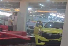 Aduh, Mobil Brio Menabrak Tiang Dalam Showroom Honda Plaju 