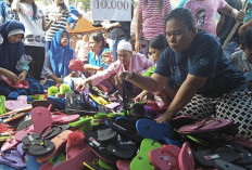 Cuma Rp 5 Ribu, Sandal Murah Jadi Incaran Warga di Pasar Kalangan