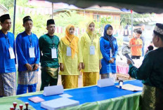 Ajak Warga Gunakan Hak Pilih, Petugas KPPS Berpakaian Adat Melayu di TPS 008