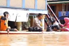 Distribusikan Sembako Bantuan Kapolda Sumsel untuk Masyarakat Terdampak Becana Banjir