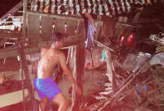 Duh Ya Ampuun, Hari Kedua Lebaran Rumah Warga di Desa Petaling Nyemplung ke Sungai, Untung Dinsos Gercep Berik