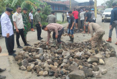 Camat Sanga Desa Bersama Warga Gotong Royong Timbun Jalan Rusak Lintas Sekayu–Lubuk Linggau