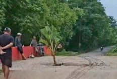 Jembatan Penghubung Payaraman Kembali Jebol, Warga Khawatir Timbul Korban