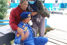  Bukan Sekadar Penjaga Perairan! Polairud Muba Tunjukkan Wajah Humanis, Gendong Warga Sakit di Sungai Lalan