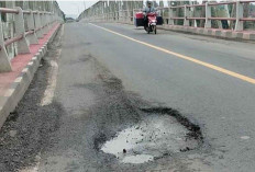 Lantai Jembatan Beruge Kembali Rusak, Lubang Besar Ancam Keselamatan Pengendara  