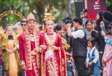 Busana Adat 'Gulai Ampai Ikan Betok' dari Sanga Desa Raih Juara Harapan 1 Lomba Pakaian Adat Modifikasi