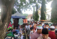 Jumat Perdana Ramadan 1445, Masjid Agung Palembang Ramai Para Pedagang 
