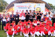 Bupati HM Toha Tohet SH Serahkan Langsung Medali Sepak Bola PORPROV XV Sumsel