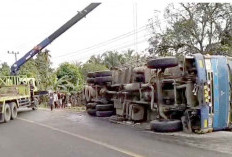 Truk Muatan Teh Botol Terbalik di Jalintim Bayung Lencir, Warga Bantu Amankan Muatan