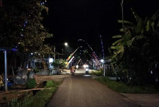 Malam Hari, Suasana di Sanga Desa Dihiasi dengan Lampu Penjor, Semarak Sambut HUT RI Ke-79 