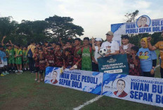 Seru, Siswa SSB Main Bareng dengan Iwan Bule