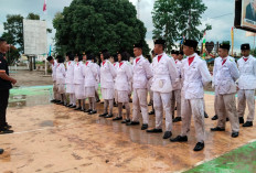 Semangat Nasionalisme di Lalan Menyala Kuat, Upacara Penurunan Bendera di Tengah Hujan Lebat