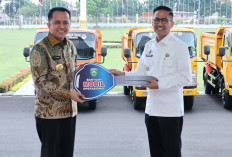 Dukung Kebersihan, PJ Gubernur Sumsel Serahkan 15 Unit Mobil Kebersihan 
