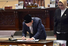 PJ Gubernur Sumsel dan Ketua DPRD Teken Perda Pertanggungjawaban APBD 2023