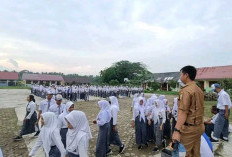 Wujudkan Kenyamanan, Warga SMA Negeri 1 Makarti Jaya Lakukan Bersih–Bersih Lingkungan Sekolah 