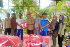 Ulurkan Bantuan untuk Korban Kebakaran di Desa Surabaya