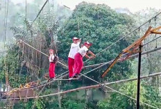 Pelajar SD di Muratara Ini Nekat Melintas di Jembatan Putus dengan Manjat Taling Seling 