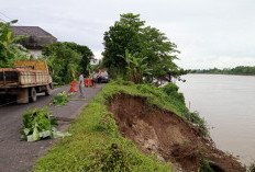 Seharian Diguyur Hujan, Jalan Utama Masuk Kota Sekayu Longsor, Dishub Langsung Pasang Tanda   