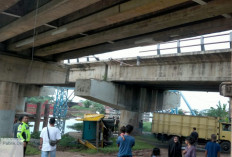 Truk Terjun dari Jembatan Keramasan, Diduga As Setir Lepas