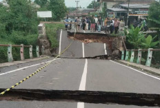  Jembatan Muara Dua Ambruk, Akses Warga Lumpuh dan Anggota Polisi Nyaris Terjatuh