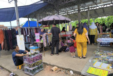 Ayam dan Burung Pipit Warna-warni Jadi Daya Tarik Anak-anak Pasar Kalangan Ngulak