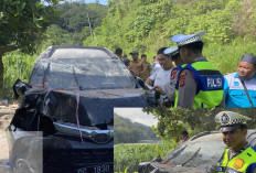 Waduh, Hilang Kendali Toyota Avanza Tabrak Rumah Warga 