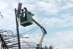 Tingkatkan Keamanan Malam Hari, Desa Pinang Banjar Terima Bantuan 8 Unit Lampu Jalan