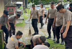 Wujudkan Lingkungan Asri, Wakapolres Muba Pimpin Aksi Kerja Bakti di Fasilitas Publik