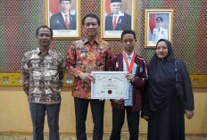 Luar Biasa, Sungguh Membanggakan Anak Petani di OKI Raih Juara Kompetisi Matematika Tingkat Dunia 