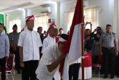 Cium Bendera Merah Putih, 4 Napiter Ini Kembali ke Pangkuan Ibu Pertiwi 