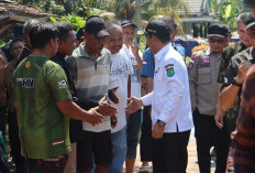 Wabup Rohman Sambangi Warga Pinang Banjar di Tengah Banjir, Salurkan Bantuan dan Semangat