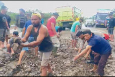 Polisi dan Warga Timbun Lubang Jalan Lintas Musi Rawas–Muba