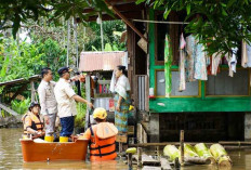Pj Bupati Apriyadi Naik Perahu Tinjau dan Salurkan Bantuan pada Korban Banjir 