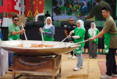 Dapur Raksasa Palembang Beraksi: Feby Deru, Chef Arnold, & Bobon Santoso Masak 1.000 Porsi Pindang Tulang 