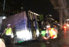 Truk Fuso Terguling di Depan RS Bunda Palembang, Diduga Akibat Baut Roda Lepas
