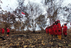 Personel Manggala Agni Gelar Upacara HUT Kemerdekaan RI ke-79 di Lokasi Karhutla Desa Tanjung Sari II