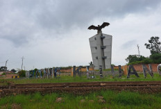 Rumput Liar Penuhi Areal Tugu Keluang, Keindahan Ikon Kecamatan Terganggu