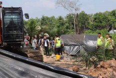 Kapolres Muba Pimpin Langsung Pembuatan Perimeter, Jaga Ketat Tempat Kebakaran Sumur Masyarakat 