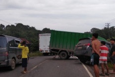 Adu Kambing Innova vs Truk di Jalintim : Sopir Asal Jakarta Dilarikan ke RSUD