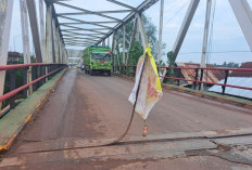 Bahayakan Pengendara! Besi Jembatan Sungai Lilin di Jalintim Palembang–Jambi Terangkat ke Tengah Jalan